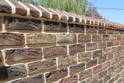 Забор из кирпича ручой формовки
