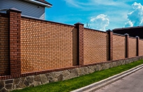 Кирпичный забор с фундаментом